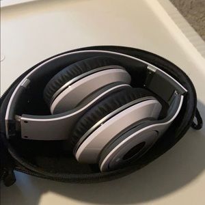 Studio3 Noise-Cancelling Bluetooth Wireless Beats